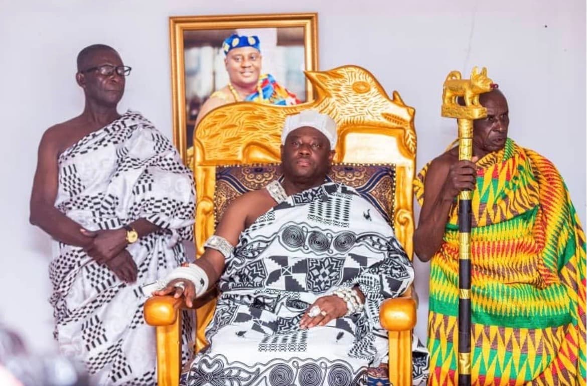 Traditional ceremony with royal attendants
